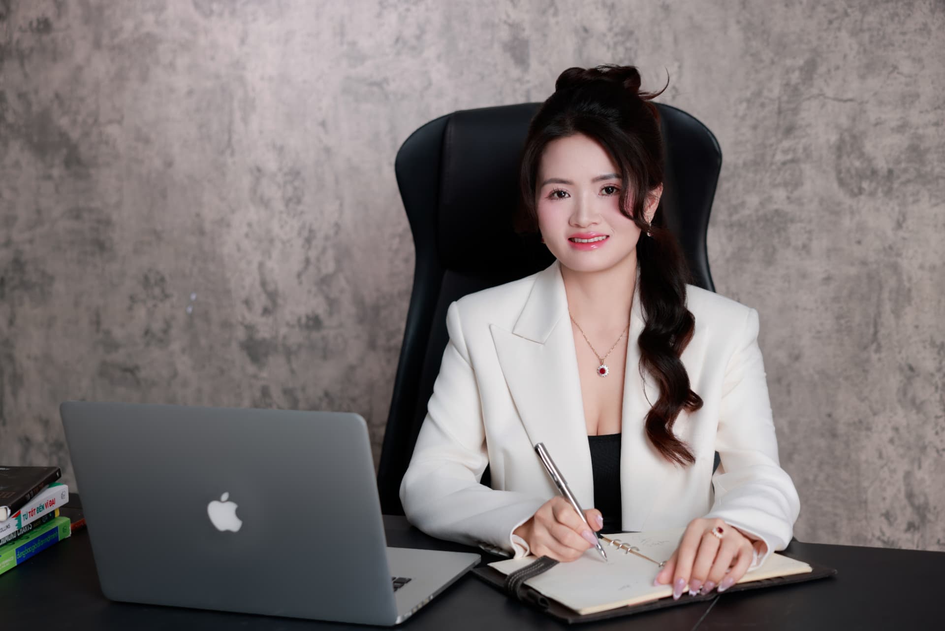 Đinh Huyền ghi chép nhu cầu khách hàng